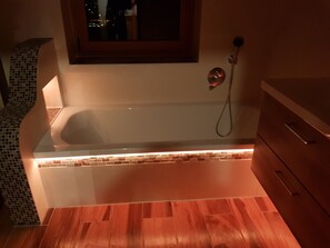 Exklusives Bad mit LED beleuchteter Badewanne