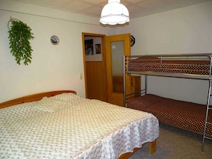 Schlafzimmer mit Doppelbett und Etagenbett