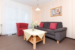 Wohnzimmer mit integriertem Küchenbereich