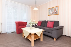 Wohnzimmer mit integriertem Küchenbereich