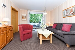 Wohnzimmer mit integriertem Küchenbereich
