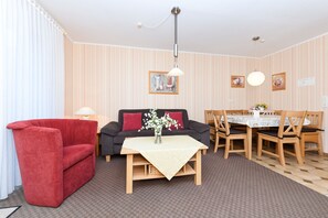 Wohnzimmer mit integriertem Küchenbereich