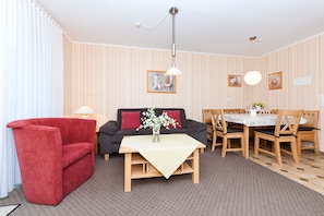Wohnzimmer mit integriertem Küchenbereich