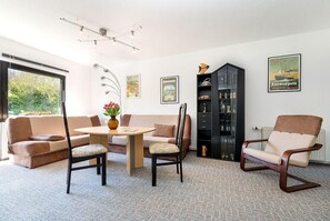 Großes helles und gemütliches  Wohnzimmer; Sitzecke mit Esstisch und Stühlen