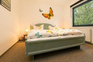 Schlafzimmer mit Doppelbett und Schrank