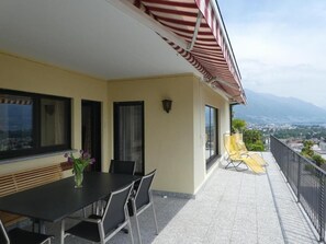 Balkon mit gedecktem Sitzplatz