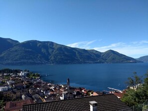 Wunderschöne Panoramasicht vom Balkon auf Ascona, See und Berge