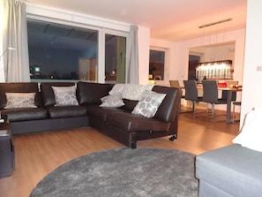 Die große 88 QM Wohnung ist mit hochwertigem Möbel eingerichtet. Hier ist das große Leder-Sofa.