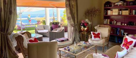 grand salon donnant sur terrasse privée/living room opening onto private terrace