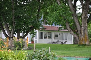 Garten mit Wintergarten der Fewo Nussbaum