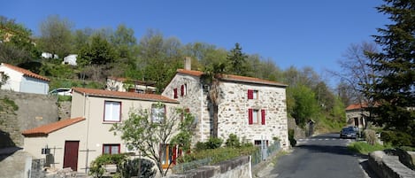 Profitez du calme confortable dans Taulis
Can Stick est juste après le pont.