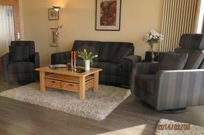 Wohnzimmer mit Balkon und Seeblick, Kabeldigital Fernseher HD, Steroanlage, WLAN