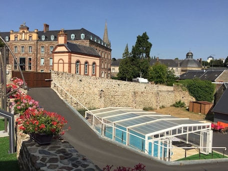 Belle vue sur la piscine et la cour