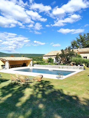 Piscine privée et jardin