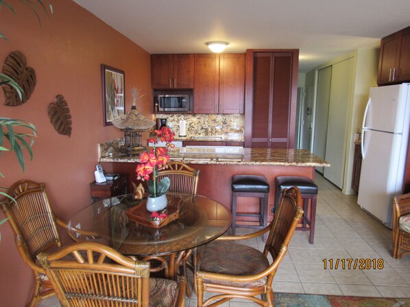 Bright, modern kitchen with all you need to prepare a fine meal.