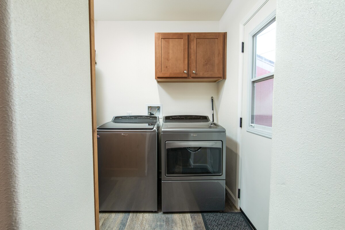 Villa Au Contraire—luxury within steps to Jedediah Smith Park and Smith River