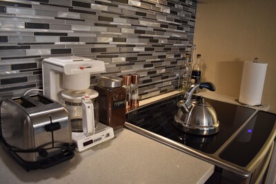 Beautiful Newly Remodeled Condo w/ Free Wifi! Shops & Mountain Close! Must See!