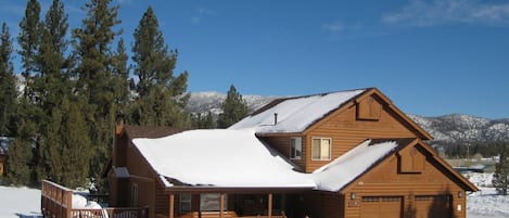 Eagle Point Escape 4 bedroom & 3.5 bathrooms, sleeps 11 people comfortably