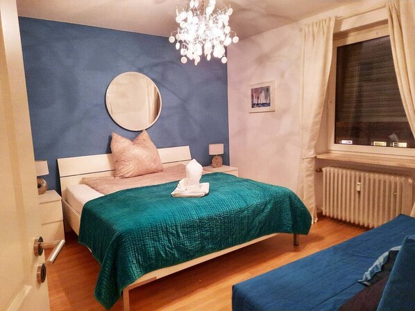 Das große Schlafzimmer mit einem Doppelbett (180x200cm)