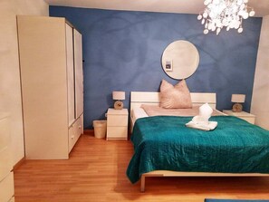 Der Schrank im großen Schlafzimmer