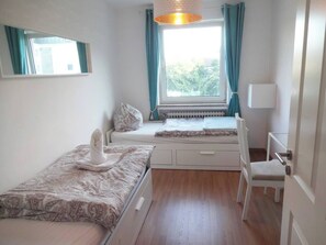 Das kleine Schlafzimmer hat zwei Einzelbetten