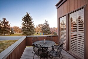 Outdoor Patio - golf course view and seating