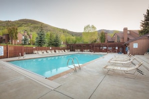 Three Kings Cabana with year round heated Pool and Hot Tub, mountain views