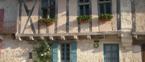 Façade principale donnant sur l'unique rue du village