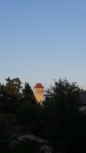 Blick auf die Veldensteiner Burg bei Sonnenuntergang