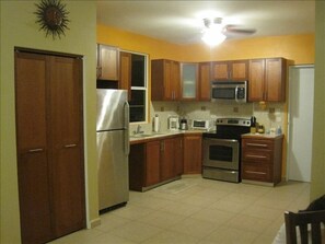 FULL KITCHEN WITH ALL NEW GE S/S APPLIANCES, COFFEE MAKER,BLENDER, TOASTER, ETC