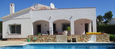 côté piscine ( à l'ombre plus de la 1/2 du temps. villa dans pinède.