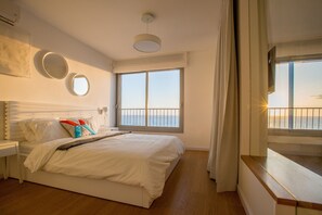 Master bedroom. Queen size bed can separate into 2 twin beds if required.