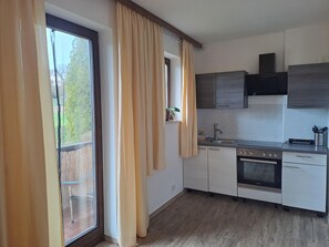 Gut ausgestattete Küche mit Bakofen, Glasceran Kochfeld, Kühlschrank mit Gefrierfach, Kaffeemaschine, Wasserkocher, Toasert uvm.