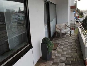 Der großzügige Balkon, der Wohnung 38 des Haus Norderhoog in der Kjeirstr. 20, in Westerland, lädt zu schönen Stunden ein.