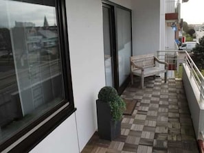Der großzügige Balkon, der Wohnung 38 des Haus Norderhoog in der Kjeirstr. 20, in Westerland, lädt zu schönen Stunden ein.