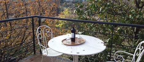 table dans les arbres, sur terrasse avec vue vallon