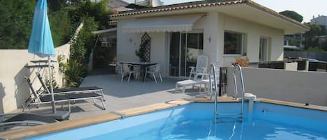 piscine (avec alarme enfant) et terrasse solarium 