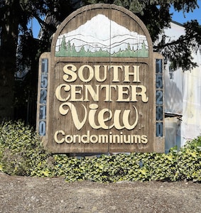 Southcenter Condo in Great Location! ~ Minutes Away From Seattle And SeaTac