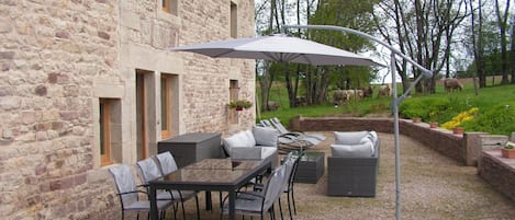 la terrasse avec la table pour 12 convives 