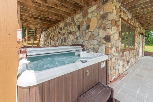 Outdoor spa tub