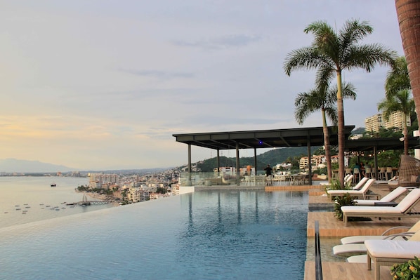 Roof top Infinity Pool