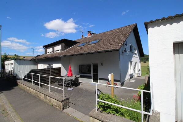 Blick von der Straße auf die Wohnung EifelNatur 8 "Holzmaar"