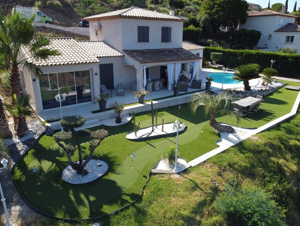 Mini golf 4 trous sur votre terrain
