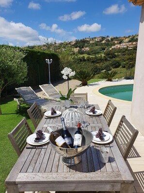 Terrasse / piscine/ jeu de boules