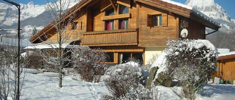 Le chalet sous la neige