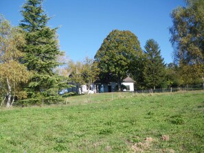 maison vue du fond du jardin