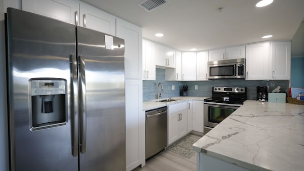 Updated kitchen, quartz countertops, stainless steel appliances, new lighting