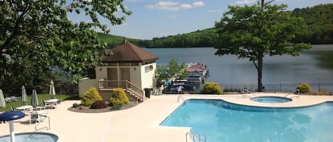 condo overlooks condo pool, spa and lake