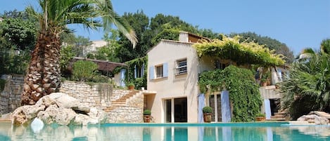 La maison vue de la piscine