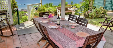 A l'extérieur, En attendant le déjeuner.
Terrasse dans le prolongement du salon